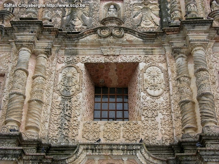 San Cristobal - Santo Domingo Façade van de 16e eeuws barokke kerk Templo de Santo Domingo. San Cristóbal de Las Casas is een lieflijk koloniaal stadje in de staat Chiapas waar nog vrij veel traditionele indianen leven. Stefan Cruysberghs